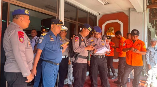 Kemenhub dan Tim SAR penanganan kebakaran kapal di perairan Bali