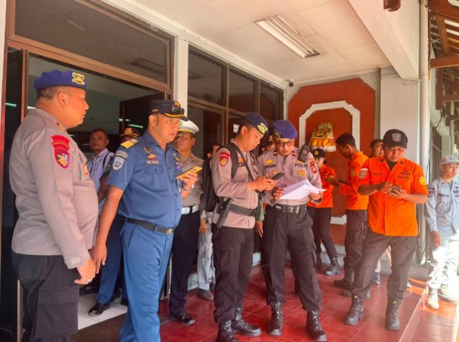 
 Kemenhub dan Tim SAR penanganan kebakaran kapal di perairan Bali