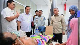Menhub Dudy menjenguk salah satu korban di RS ddi Lombok