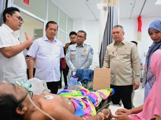 Menhub Dudy menjenguk salah satu korban di RS ddi Lombok