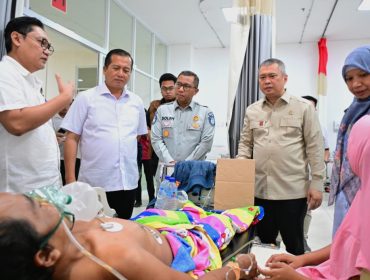 Menhub Dudy menjenguk salah satu korban di RS ddi Lombok