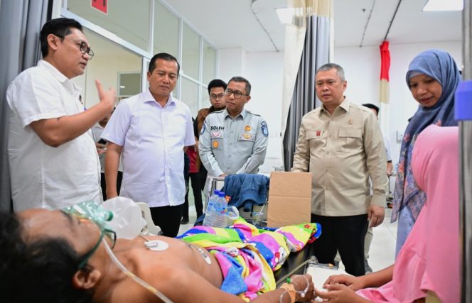 
 Menhub Dudy menjenguk salah satu korban di RS ddi Lombok