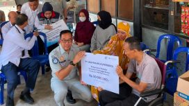 Dirut Jasa Raharja saat menyerahkan santunan secara simbolis