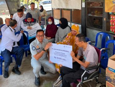 Dirut Jasa Raharja saat menyerahkan santunan secara simbolis