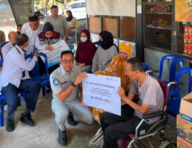 
 Dirut Jasa Raharja saat menyerahkan santunan secara simbolis
