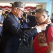 Dirut InJourney Airports kalungi syal ke penumpang tiba di Bandara Husein