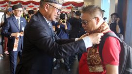Dirut InJourney Airports kalungi syal ke penumpang tiba di Bandara Husein
