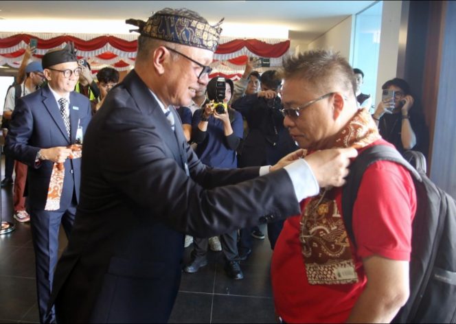 
 Dirut InJourney Airports kalungi syal ke penumpang tiba di Bandara Husein