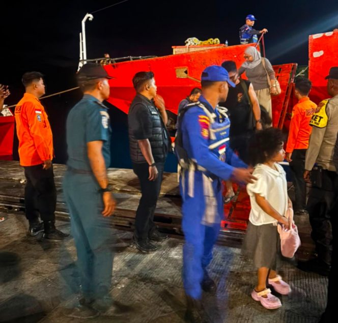 
 KM Bunda Maria Kandas di Perairan Paceda, Seluruh Penumpang Selamat dan Berhasil Dievakuasi