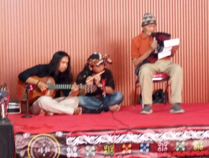 
 Penyair LK Ara dan Salman Yoga Baca Puisi di Hari Didong