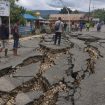 Jalanan hancur pascagempa NTT