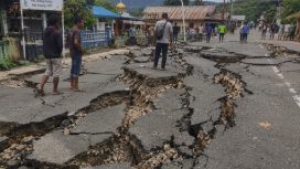 Jalanan hancur pascagempa NTT