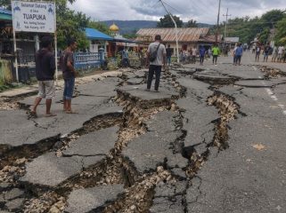 Jalanan hancur pascagempa NTT