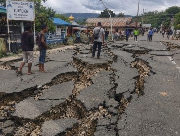 Jalanan hancur pascagempa NTT