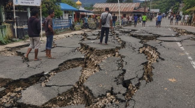 Jalanan hancur pascagempa NTT