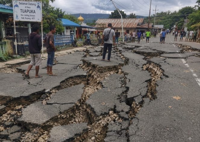 
 Jalanan hancur pascagempa NTT