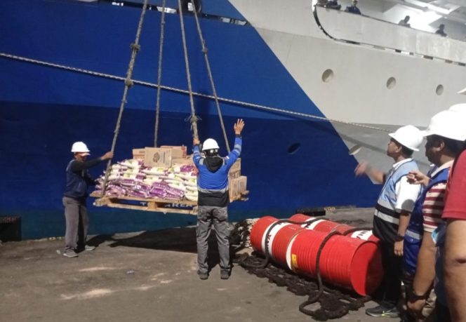 
 Bantuan kemanusiaan gempa NTT diangkut KM Tidar milik PELNI