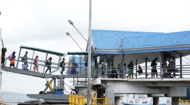 Aktivitas di Pelabuhan Penyeberangan