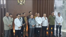 konferensi pers usai pembahasan Perpres Ojol di Gedung DPR