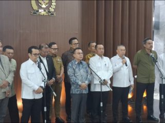 konferensi pers usai pembahasan Perpres Ojol di Gedung DPR