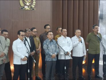konferensi pers usai pembahasan Perpres Ojol di Gedung DPR