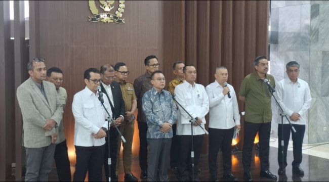 konferensi pers usai pembahasan Perpres Ojol di Gedung DPR