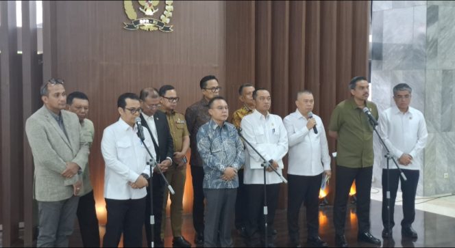 
 konferensi pers usai pembahasan Perpres Ojol di Gedung DPR