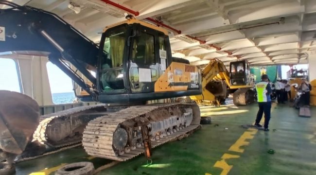 Alat berat diangkut kapal penyeberangan