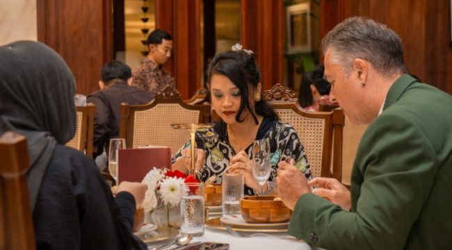 Pengunjung menikmati menu di ROSO Yogyakarta
