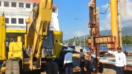 Kapal penyeberangan angkut orang dan barang bantuan ke NTT
