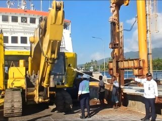 Kapal penyeberangan angkut orang dan barang bantuan ke NTT