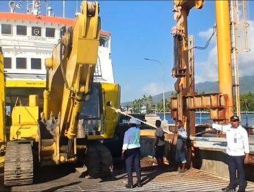 Kapal penyeberangan angkut orang dan barang bantuan ke NTT