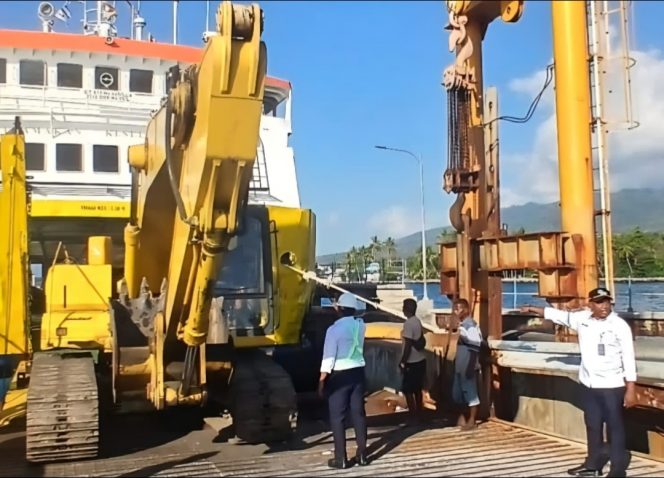 
 Kapal penyeberangan angkut orang dan barang bantuan ke NTT