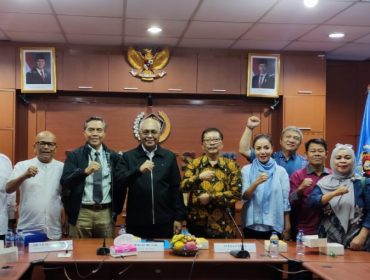 Pembicara Diskusi dan jajaran pengurus PWI Pusat