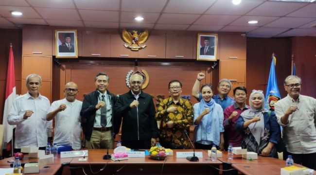 Pembicara Diskusi dan jajaran pengurus PWI Pusat