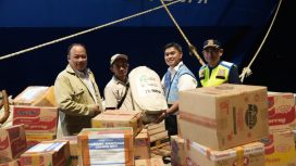 Penyerahan bantuan yang tiba dengan KM Tidar PELNI di Pelabuhan Maumere