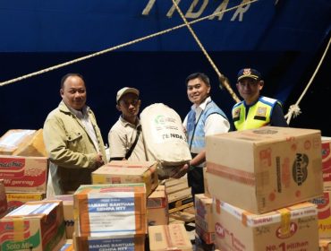 Penyerahan bantuan yang tiba dengan KM Tidar PELNI di Pelabuhan Maumere