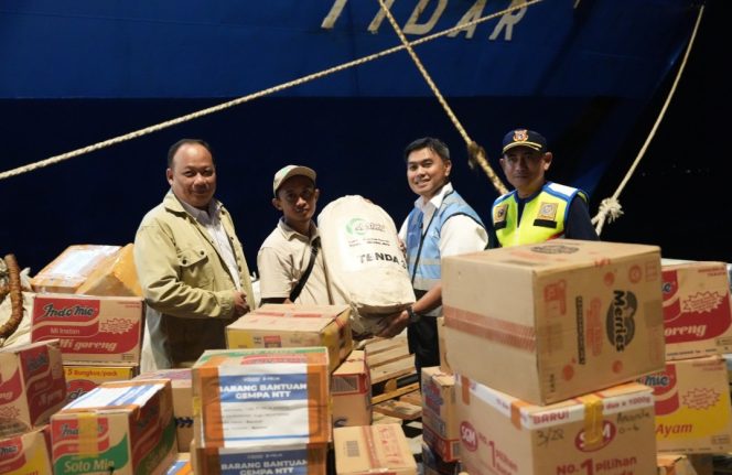 
 Penyerahan bantuan yang tiba dengan KM Tidar PELNI di Pelabuhan Maumere
