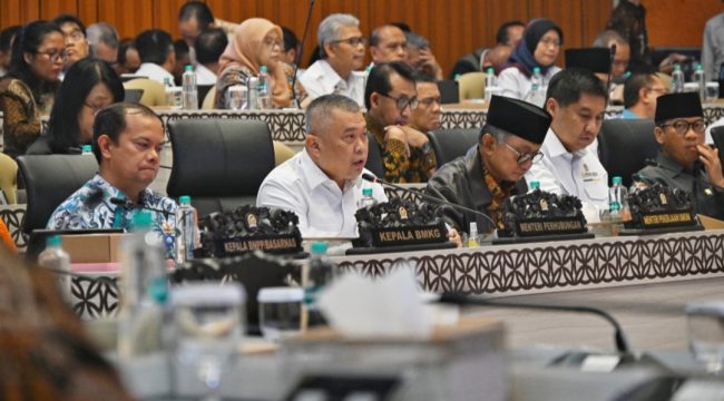 Menhub Dudy di Gedung DPR