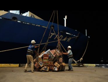 Kapal KM Tidar di  Pelabuhan Maumere