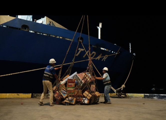 
 Kapal KM Tidar di  Pelabuhan Maumere