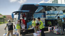 Petugas haji melayani jemaah haji Kloter Solo (dok/omy)