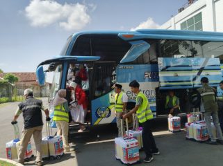Petugas haji melayani jemaah haji Kloter Solo (dok/omy)