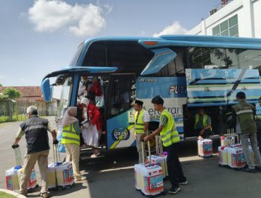 Petugas haji melayani jemaah haji Kloter Solo (dok/omy)