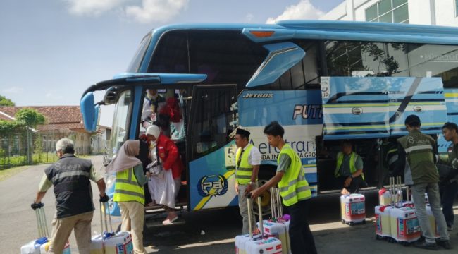 Petugas haji melayani jemaah haji Kloter Solo (dok/omy)
