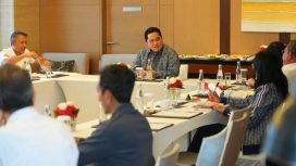 Ketua PSSI di tengah rapat