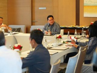 Ketua PSSI di tengah rapat