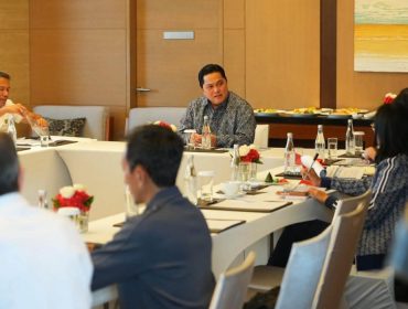 Ketua PSSI di tengah rapat