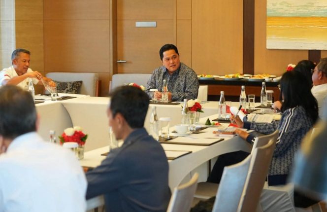 
 Ketua PSSI di tengah rapat