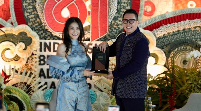 Pemberian penghargaan API untuk Agnez Mo